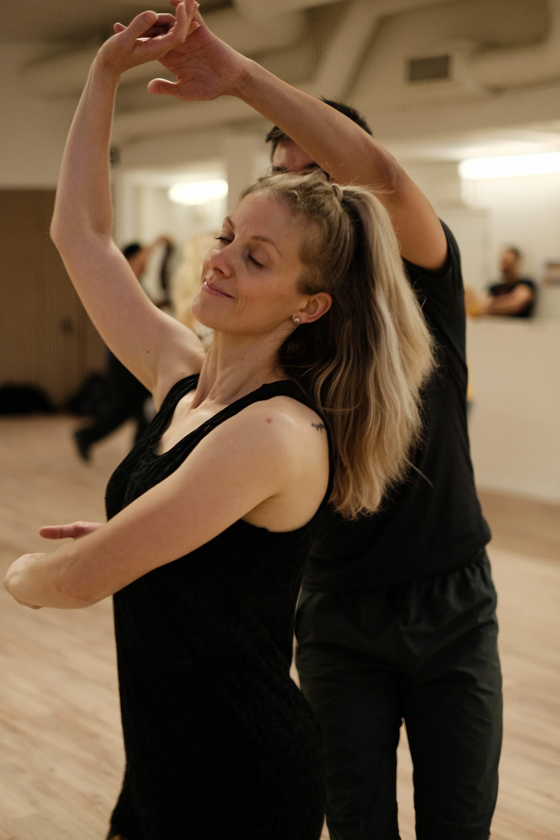Bakgrundsbild på dansande par på Fuego Dance School